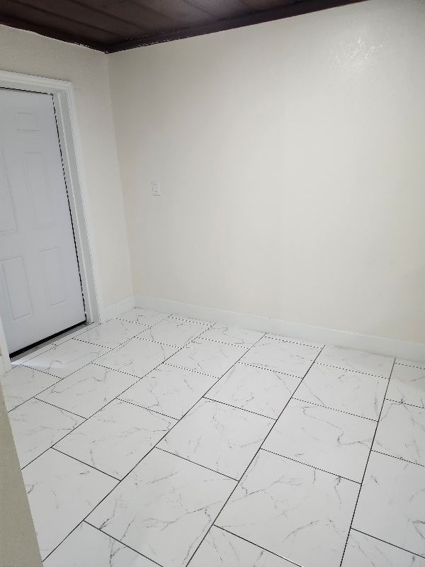 Building Photo - 1335 E Bay St