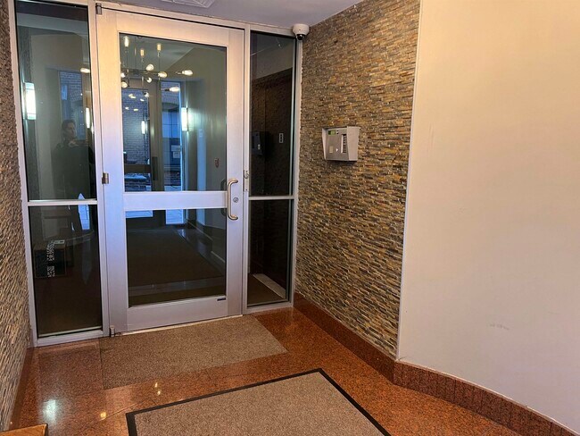 Building Photo - 1021 Grand St