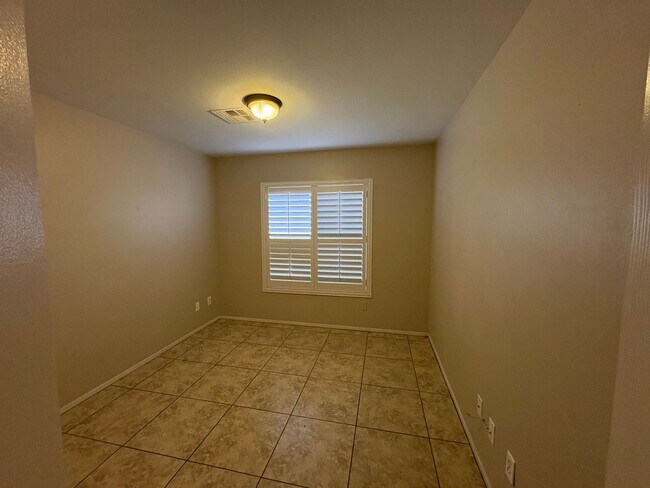 Building Photo - Beautiful 4 Bedroom Home in Mountains Edge!