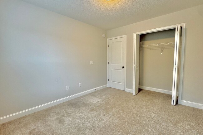 Building Photo - AVAILABLE NOW! (Pet Friendly)