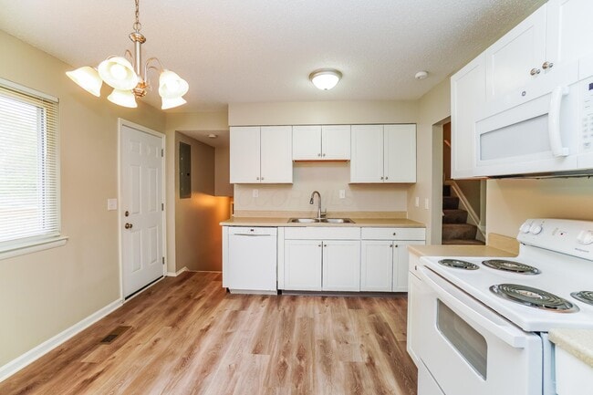 Building Photo - 3044 Bennington Ave