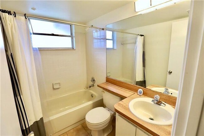 Building Photo - 9835 Three Lakes Cir