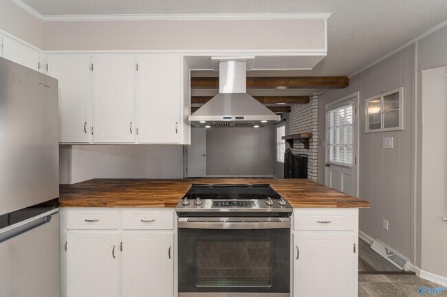 Building Photo - 625 Versailles Dr SE