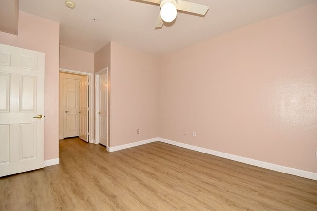 Building Photo - Charming 1 Bedroom Condo on 2nd Floor Next To Durango Casino