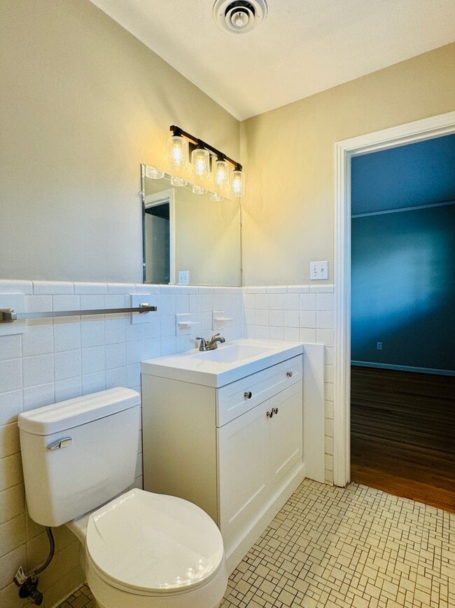 Building Photo - Freshly Renovated 4-Bedroom Retreat!