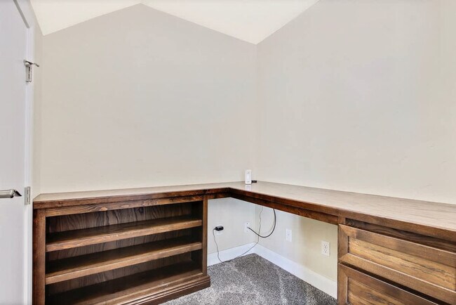 Building Photo - 4631 N Adale Ave