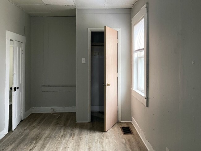 Building Photo - AVAILABLE NOW! Close to Campus