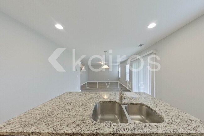 Building Photo - 105 Colonial Wy