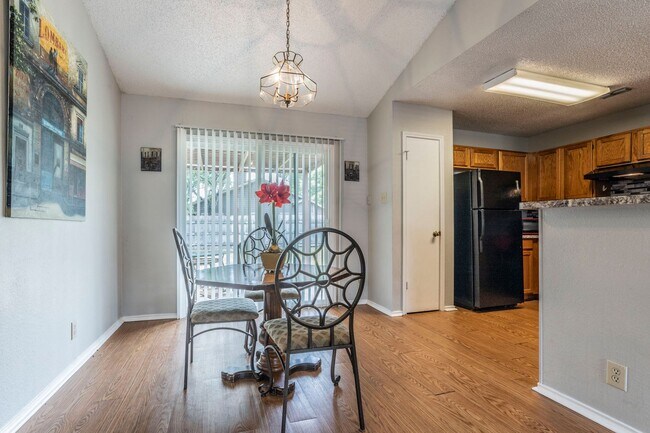 Building Photo - RENOVATED 3-BEDROOM IN NORTHWEST CROSSING