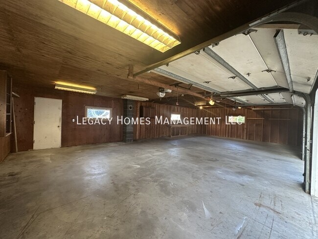 Building Photo - 912 E Lincoln Ave
