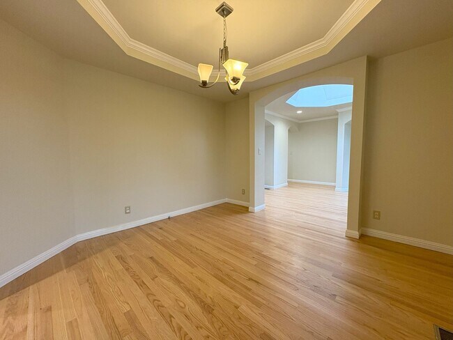 Building Photo - Beautifully Updated 4-Bedroom Home in Prime Mountain View Location!