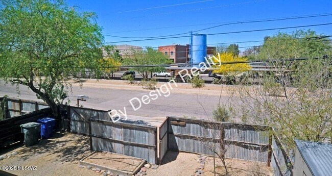Building Photo - Modern Loft-Style Home in Barrio Metalico