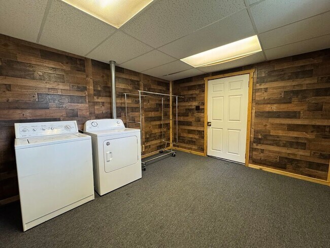 Building Photo - ***$500 off 1st Months Rent!***Well Kept H...