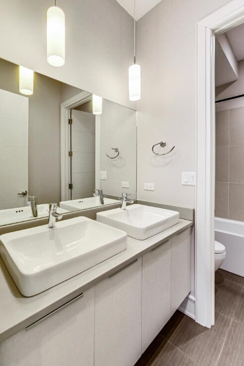 Building Photo - 2424 W Chicago Ave