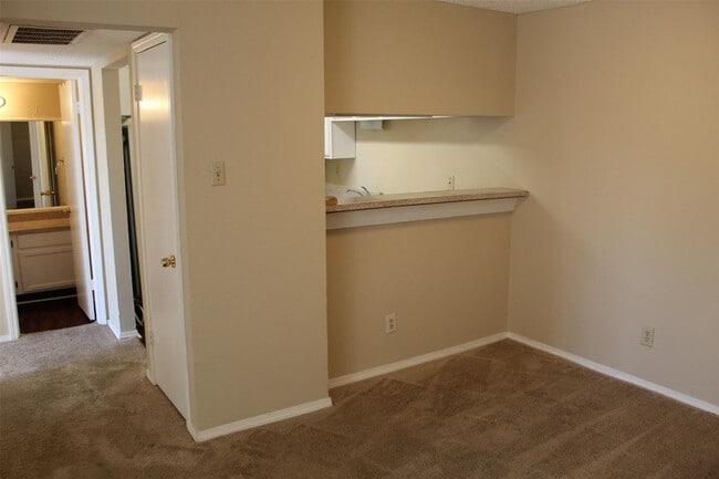 Building Photo - Cozy 2 bedroom Condo in Far North Dallas w...