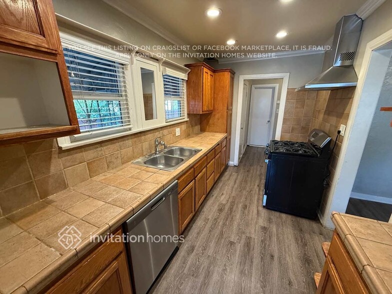 Building Photo - 2062 W 65th St