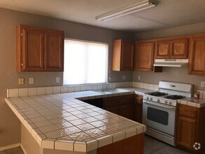 Building Photo - SW-Bakersfield 4bed/2.5bath