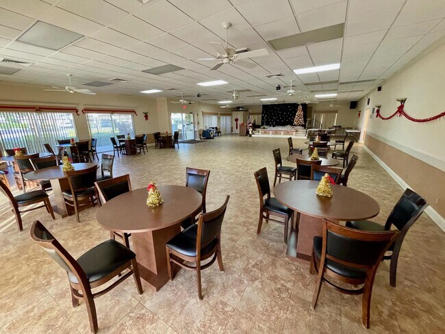 Building Photo - 1111 Boxwood Dr