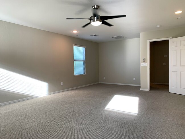 Building Photo - 4 BEDROOM PLUS LOFT, BUILT IN BBQ WITH COMMUNITY POOL