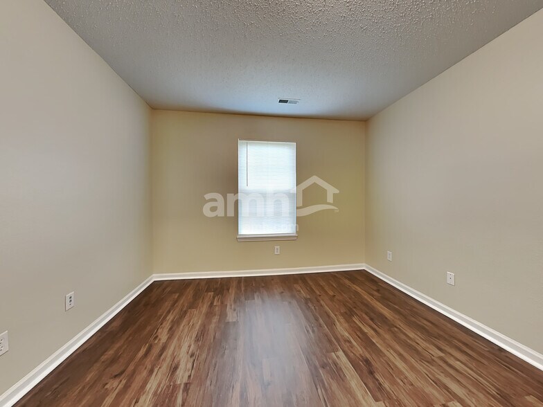 Building Photo - 1475 Round Lake Rd