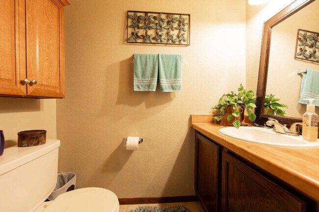 Building Photo - Feel Right at Home – Inviting Fully Furnis...