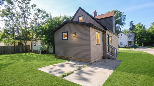 Building Photo - 216 E 33rd St