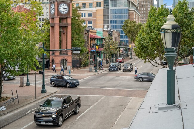 Building Photo - 204 Travis St