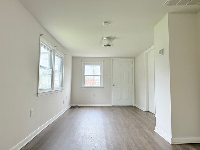 Building Photo - 2 bed, 1 bath Seaford Home with a Private Yard!