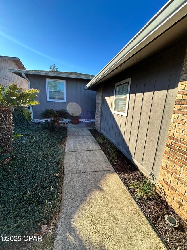 Building Photo - 1005 11th Ct