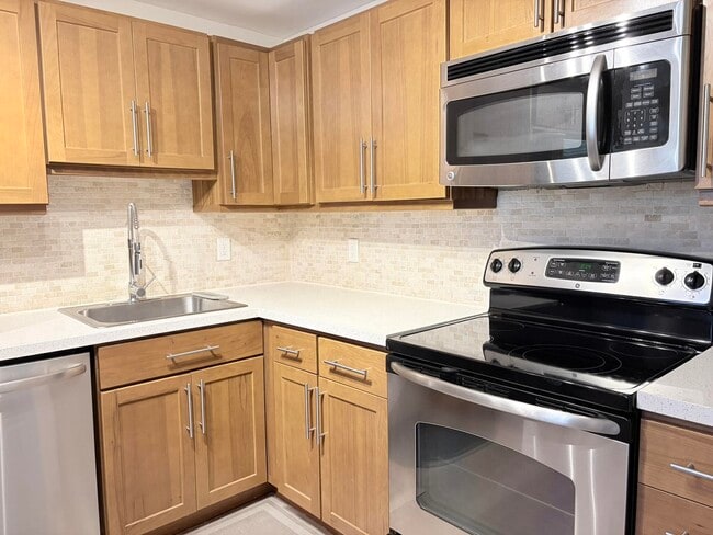 Building Photo - 4030 W Palm Aire Dr