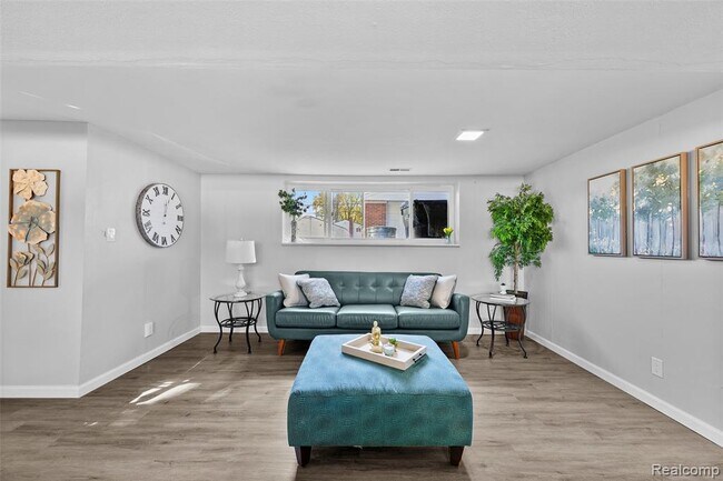 Building Photo - 2268 Serra Dr