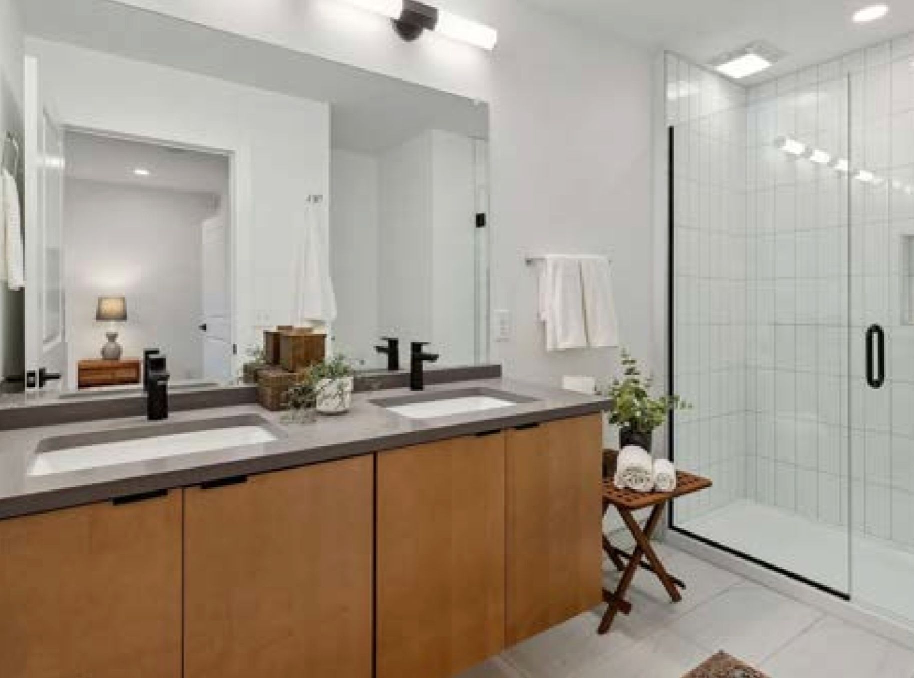 Building Photo - 1547 Pallister St