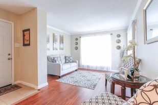 Interior Photo - Falls of Braeburn