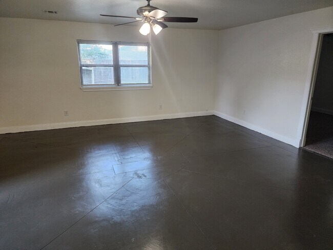 Building Photo - 807 S Jones Ln