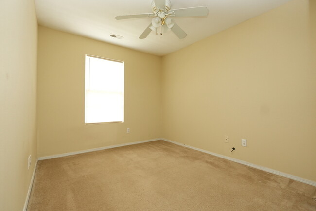 Building Photo - Lovely home situated on a cul-de-sac