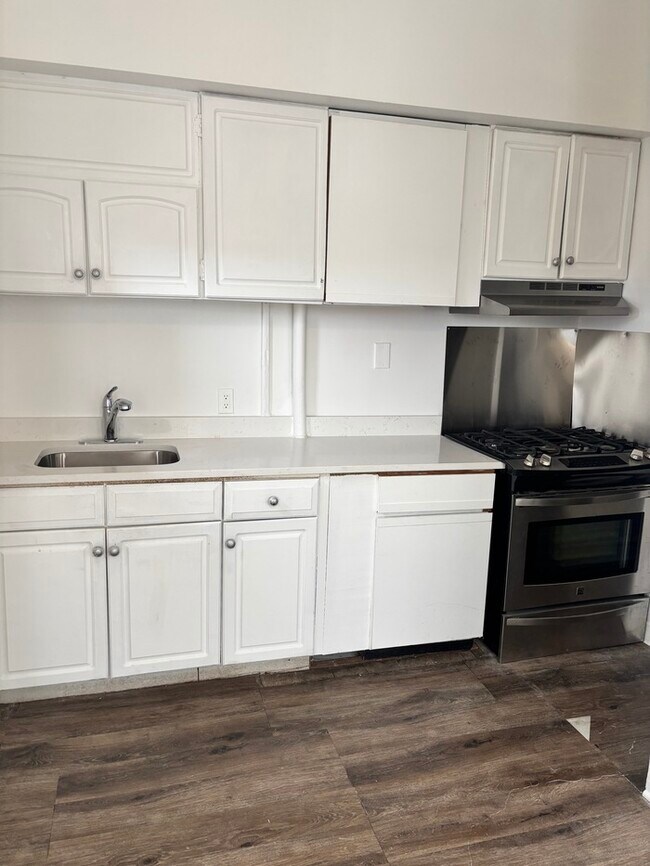 Building Photo - 2 Bedrooms Plus Den with Eat-in Kitchen