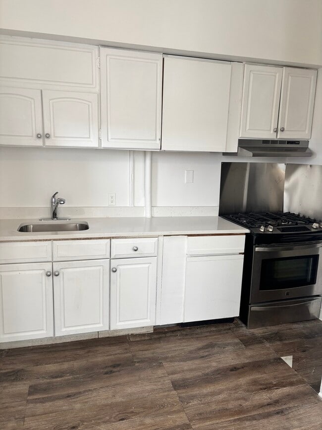 Primary Photo - 2 Bedrooms Plus Den with Eat-in Kitchen