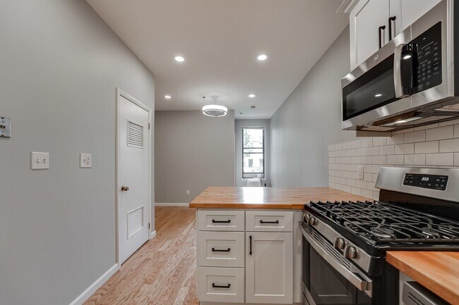 Building Photo - 813 Park Ave