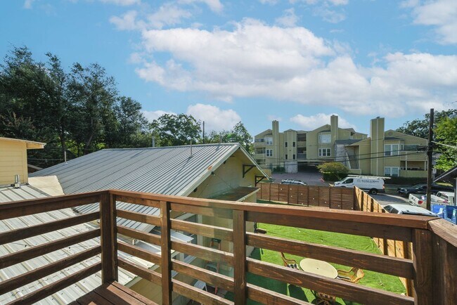 Building Photo - UT PRE-LEASE: 5 bed / 3 bath Remodeled Wes...