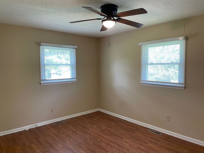 Building Photo - 3 BED, 2 BATH BRICK HOME LOCATED IN COUNTR...