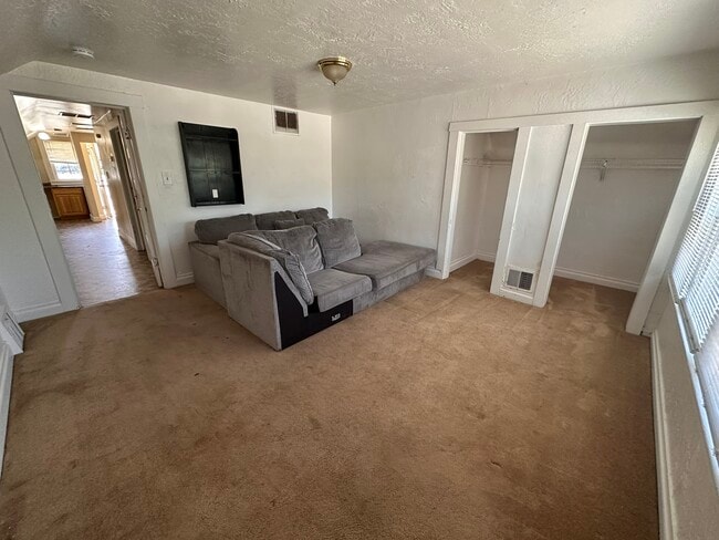 Building Photo - 1332 E 400 S