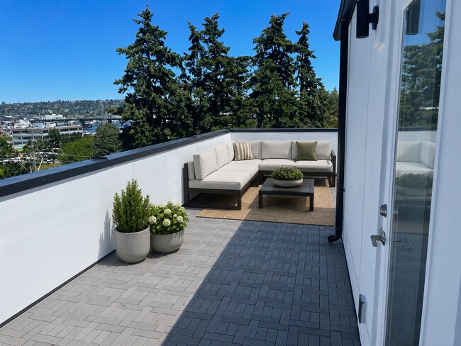 Building Photo - Magnolia Townhome