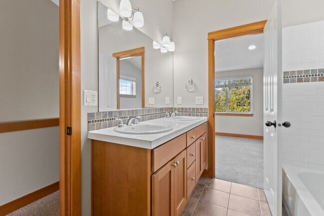 Building Photo - BEAUTIFUL Urban Townhome in Coveted West S...