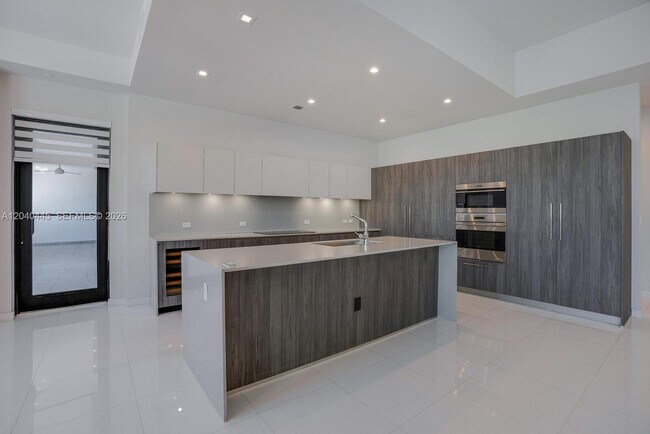 Building Photo - 275 Giralda Ave