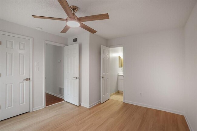 Building Photo - 432 Granville Ct