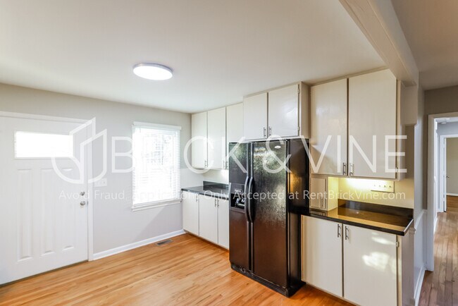 Building Photo - 813 Highbury Dr