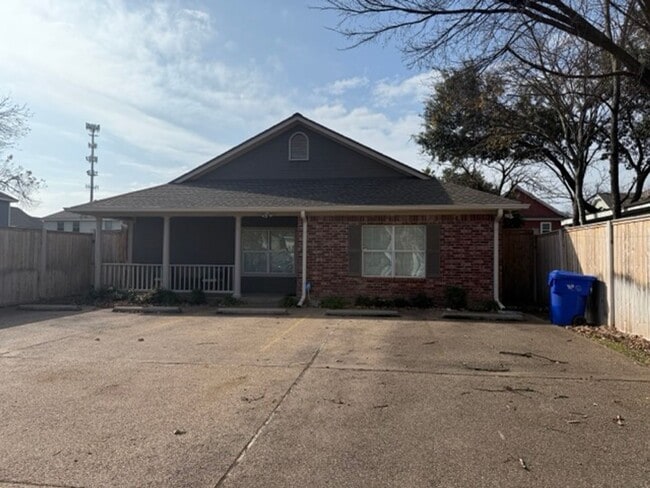 Building Photo - Rare Baylor Bubble Rental | Walk to Campus | 4 Bed / 3 Bath