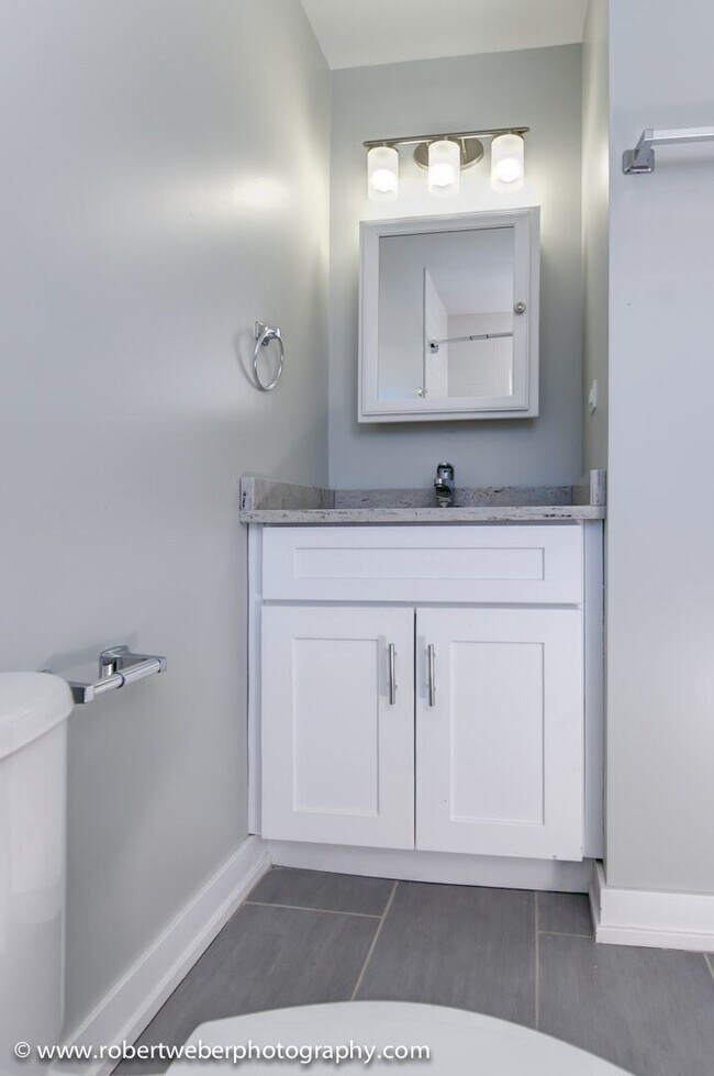 Building Photo - BEAUTIFUL MUST SEE RARE 2 BED/2 BATH REHABBED UNIT W/IN-UNIT LAUNDRY!!