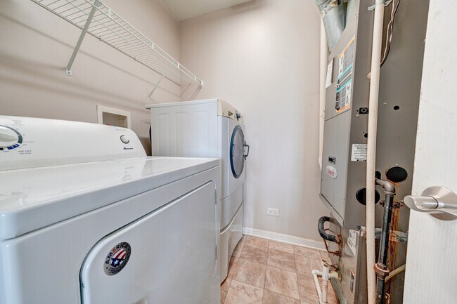 Building Photo - 511 Valentine Way