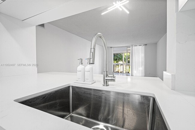 Building Photo - 901 NE 14th Ave